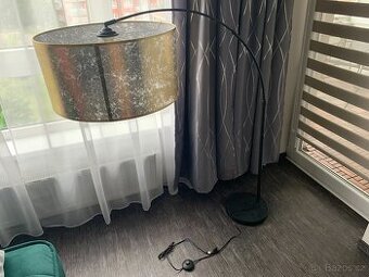 Moderní zahnutá lampa
