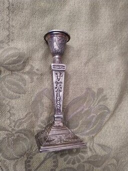 SILNĚ POSTŘÍBŘENÝ SVÍCEN 22 CM