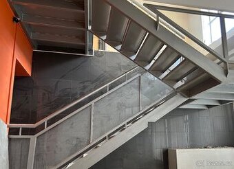 Schodiště ocelové robust, 2x rameno,2x podesta,zábradlí sklo