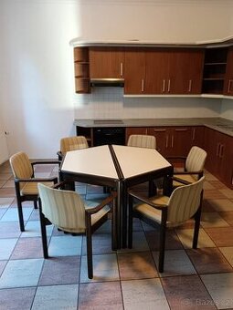 Dvoudílný stůl s šesti židlemi