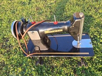 Sici stroj v krásném stavu plus nějaké přísl.