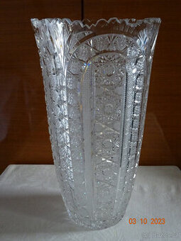 BROUŠENÁ KŘIŠŤÁLOVÁ VÁZA