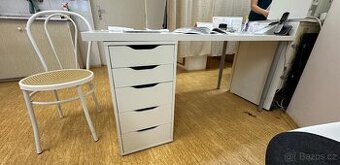 Bílý pracovní stůl s židlí – pevný a čistý – 700 Kč (odběr k