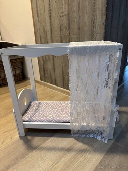 Postýlka pro panenku