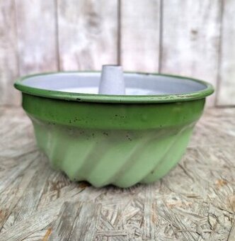 Forma na bábovku v zeleném kabátku.