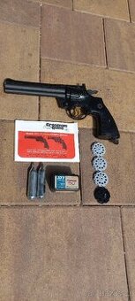 Vzduchový revolver Crosman.