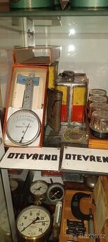 Starý termograf, budík, měřící přístroje