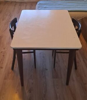 P: 2 židle a stůl TON