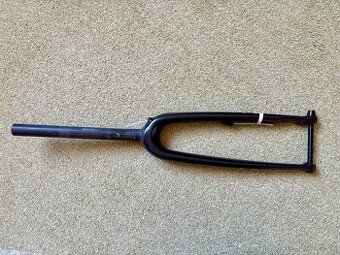 Pevna karbonova vidlice nova