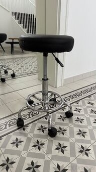 Taburetka na kolečkách s opěrkou na nohy, Ø35cm, černá