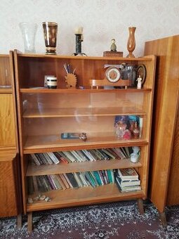 Starší nábytek a stoly v dobrém stavu