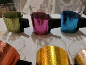 barevné sklenice hrnek