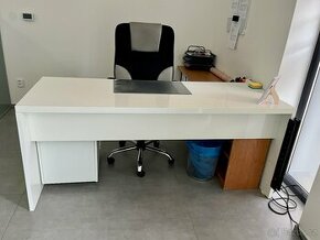 Velký psací stůl