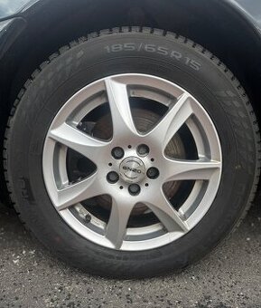 Prodám alu kola ENZO 15" se zánovními zimními pneu Nokian S