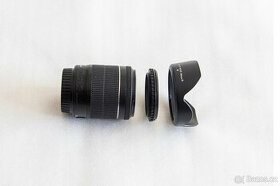 Oboustranná sluneční clona pr. 58 nebo 62 mm.