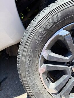 Prodám sadu kol s pneumatikami Pirelli (245/65 R17) – 15 000