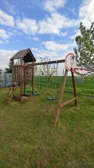 Dřevěná zahradní houpačka s hrací věží