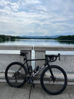 silnicni kolo Focus Izalco Race Carbon 2020