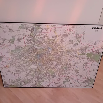 Nástěná mapa Prahy v rámu 152cmx110cm