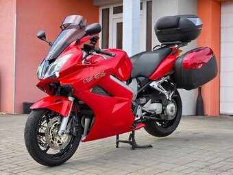 Honda VFR 800, 3xkufr, LeoVince laděné výfuky