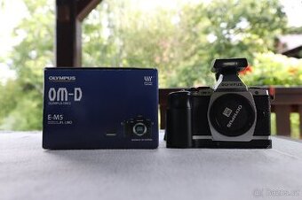 Olympus OM-D E-M5 - tělo s bleskem, gripem a krabičkou