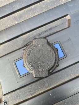 Víko expanzní nádrže Lada