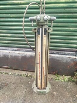 Přístroj k nastavování karburátorů muzejní exponát