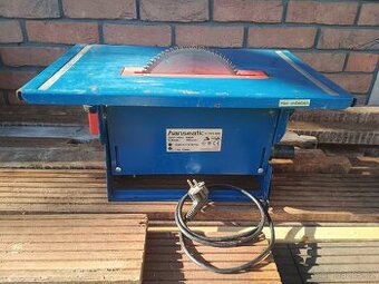 Malá stolní pila na opravu 