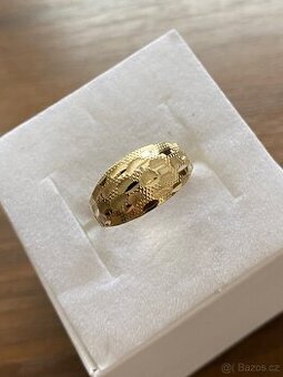 Zlatý dámský prsten
