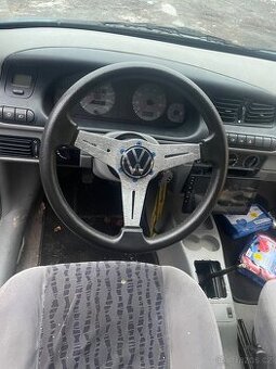 Sportovní tříramenný volant