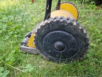 Mechanická sekačka na trávu