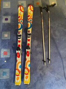 K prodeji: Dámské carvingové lyže Elan Hotspice + 1 pár holí