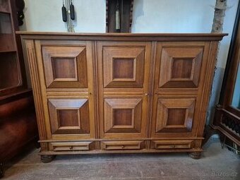 Masivní stylová dubová kazetová skříň / komoda