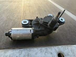 Motorek zadniho sterace