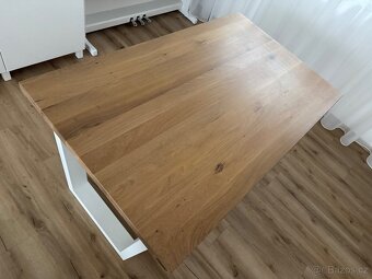 Prodám jídelní stůl Wuders Calofornia, masivní dub, bílý kov