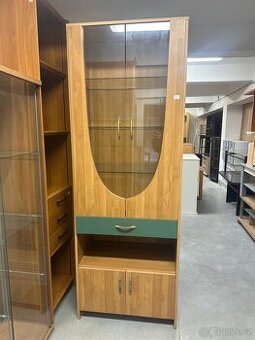 Stylová vitrína / skříň s prosklenou částí