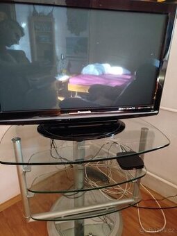 Televize včetně televizního stolku