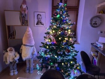 Umělý vánoční strom 210 cm + dekorace, světýlka a stojan