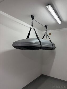 Kladkový držák střešního nosiče do garáže