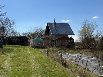 Prodej rekreační chaty se zahradou a příjezdem nedaleko Brna