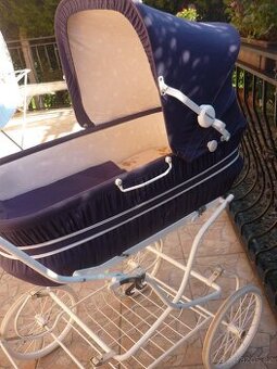 Kočárek - retro, starý.