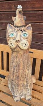 Velká keramická kočka s ptáfkem na hlavě