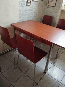 Rozkládací jídelnídelní stůl a 4 židle
