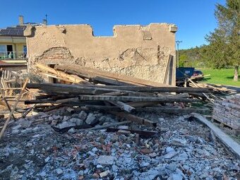 Dřevo z demolice za odvoz