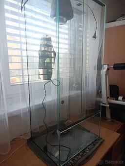 Prodej terária s dalšími doplňky.