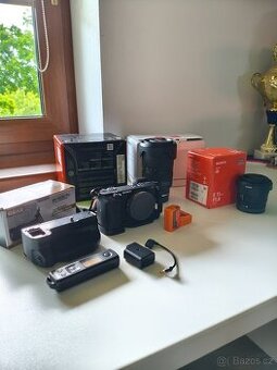 Sony A6400 s battery gripem REZERVACE + objektivy