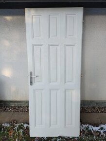 Starší masivní dveře bílé 82 × 204 cm pravé