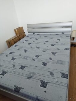 POSTEL S MATRACÍ + 2 ŽIDLE