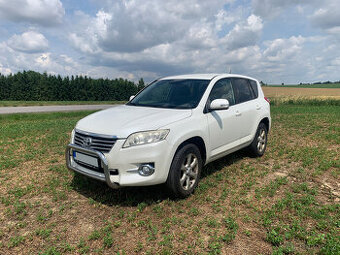 TOYOTA RAV4 2.2 D 4x2, 110 kw, manuál, netěsnost motoru