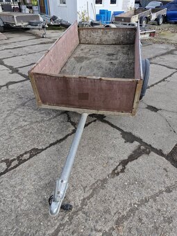 Přívěs nákladní valníkový